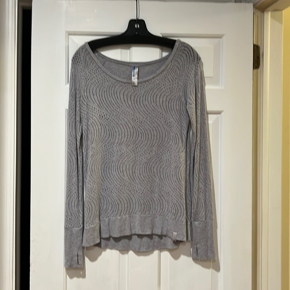 Mondetta holey active long sleeve shirt with thumb holes - Picture 1 of 5